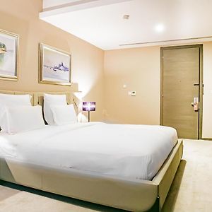 Deluxe Queen Suite